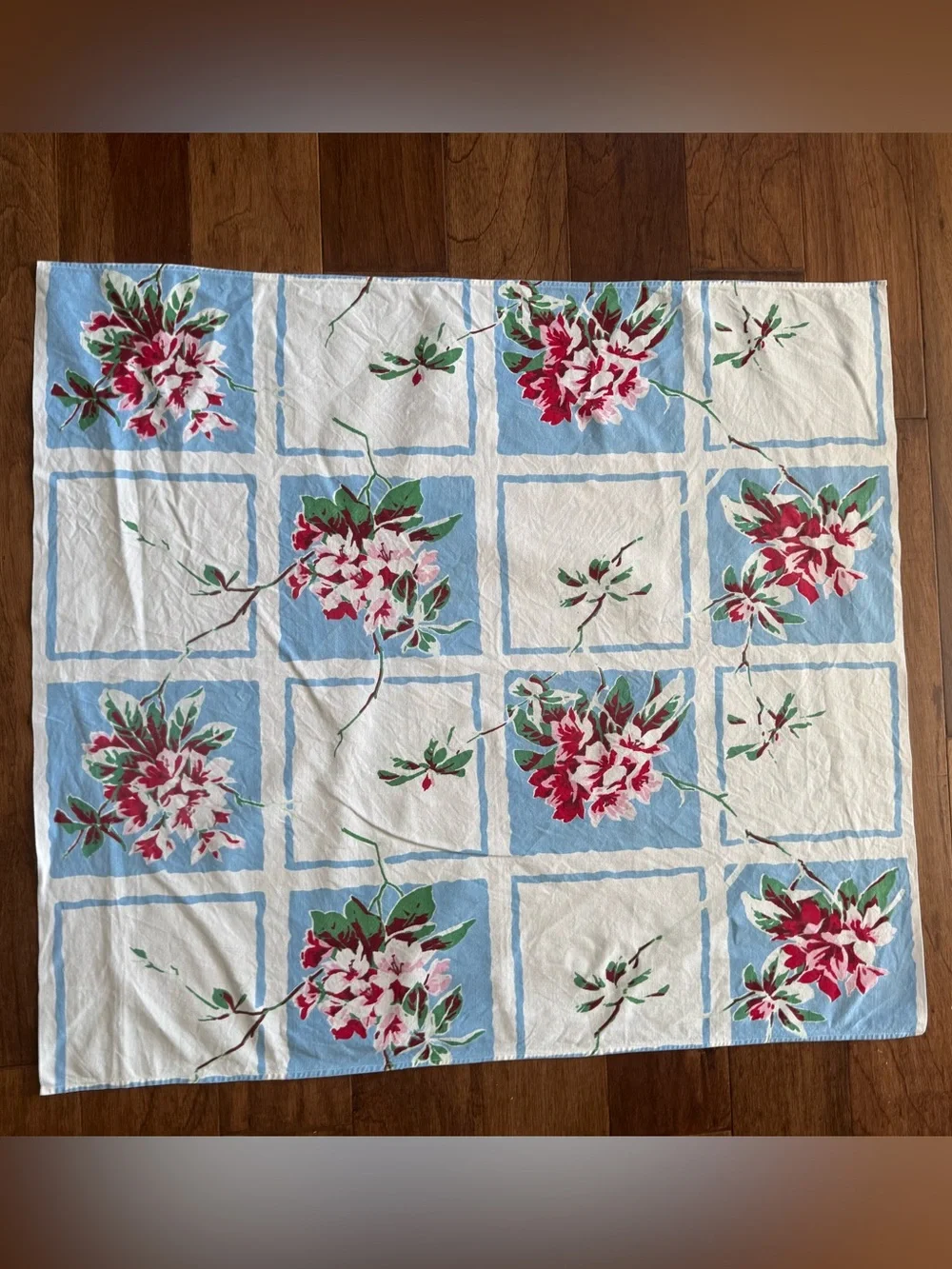 Vintage 1940-1950’s Cotton Tablecloth Flower Boquets 35” X 31”